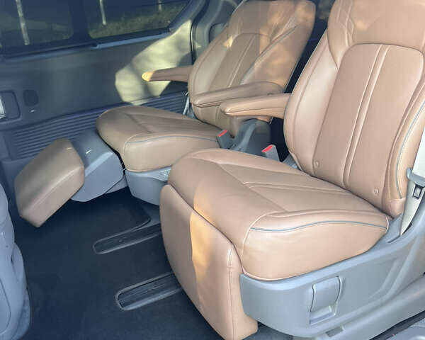 Черный Хендай Staria, объемом двигателя 2.2 л и пробегом 57 тыс. км за 49999 $, фото 8 на Automoto.ua