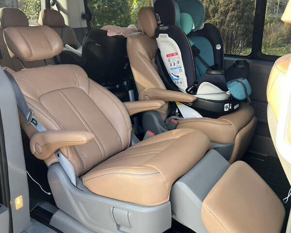 Черный Хендай Staria, объемом двигателя 2.2 л и пробегом 17 тыс. км за 55000 $, фото 8 на Automoto.ua