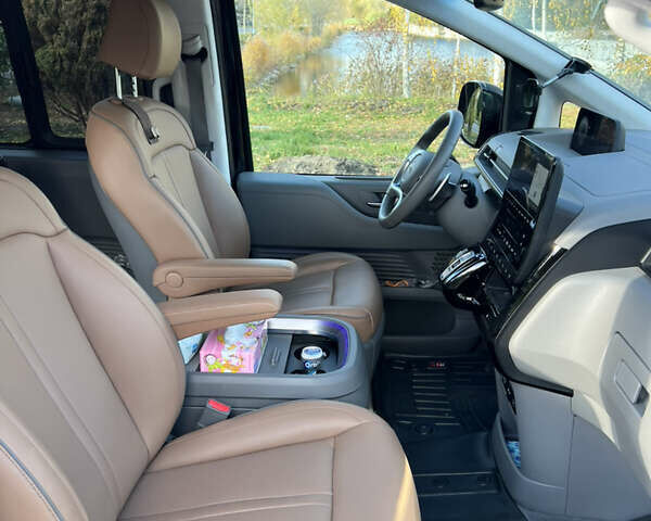 Черный Хендай Staria, объемом двигателя 2.2 л и пробегом 17 тыс. км за 55000 $, фото 9 на Automoto.ua