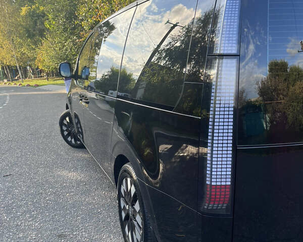 Черный Хендай Staria, объемом двигателя 2.2 л и пробегом 57 тыс. км за 49999 $, фото 2 на Automoto.ua