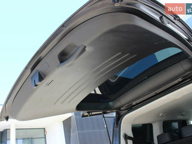 Черный Хендай Staria, объемом двигателя 2.2 л и пробегом 72 тыс. км за 45323 $, фото 50 на Automoto.ua