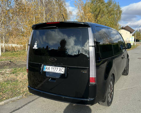 Черный Хендай Staria, объемом двигателя 2.2 л и пробегом 17 тыс. км за 55000 $, фото 2 на Automoto.ua