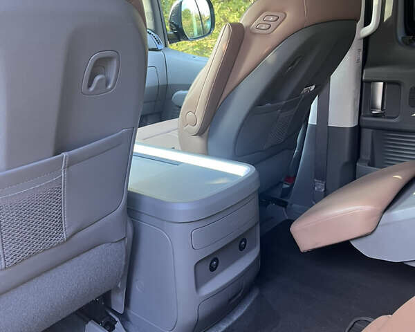 Черный Хендай Staria, объемом двигателя 2.2 л и пробегом 57 тыс. км за 49999 $, фото 9 на Automoto.ua