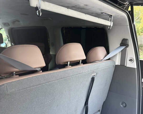 Черный Хендай Staria, объемом двигателя 2.2 л и пробегом 57 тыс. км за 49999 $, фото 11 на Automoto.ua