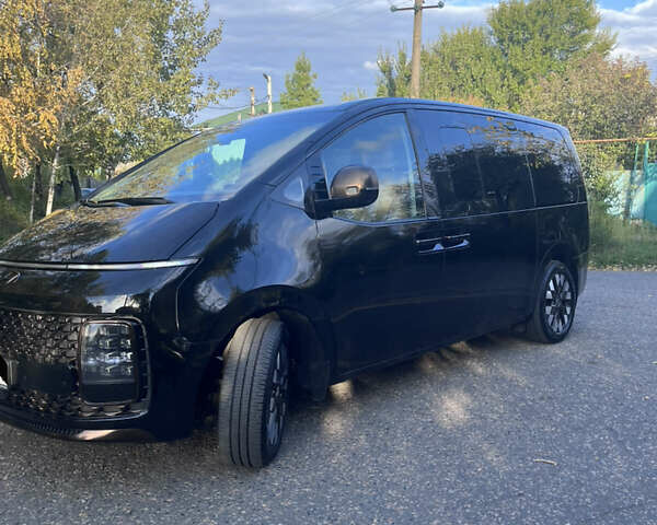 Черный Хендай Staria, объемом двигателя 2.2 л и пробегом 57 тыс. км за 49999 $, фото 1 на Automoto.ua