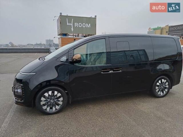 Черный Хендай Staria, объемом двигателя 2.2 л и пробегом 25 тыс. км за 62500 $, фото 3 на Automoto.ua