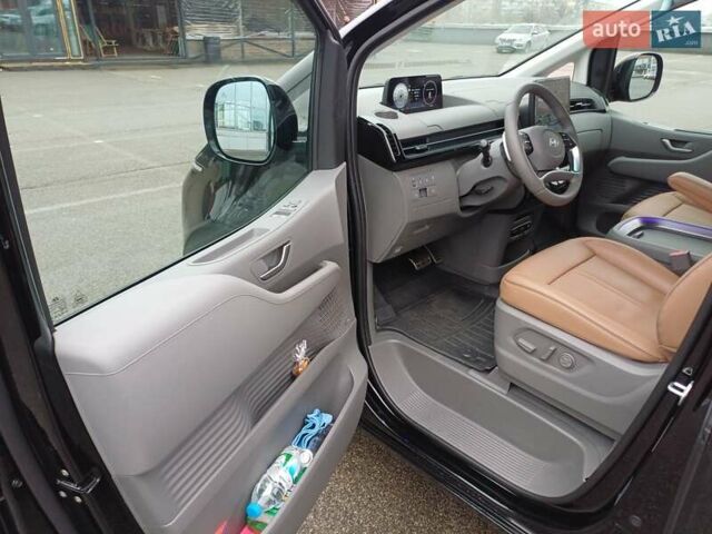 Черный Хендай Staria, объемом двигателя 2.2 л и пробегом 25 тыс. км за 62500 $, фото 11 на Automoto.ua