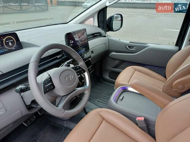 Черный Хендай Staria, объемом двигателя 2.2 л и пробегом 25 тыс. км за 62500 $, фото 12 на Automoto.ua