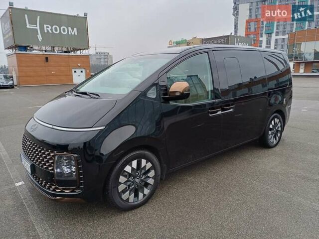 Черный Хендай Staria, объемом двигателя 2.2 л и пробегом 25 тыс. км за 62500 $, фото 2 на Automoto.ua