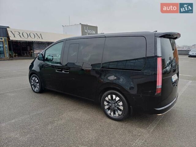 Черный Хендай Staria, объемом двигателя 2.2 л и пробегом 25 тыс. км за 62500 $, фото 4 на Automoto.ua