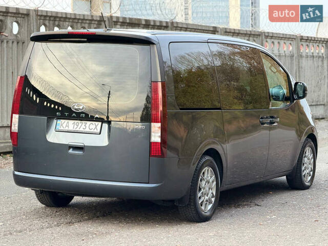 Серый Хендай Staria, объемом двигателя 2.2 л и пробегом 66 тыс. км за 38900 $, фото 4 на Automoto.ua