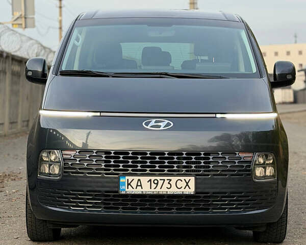 Серый Хендай Staria, объемом двигателя 2.2 л и пробегом 66 тыс. км за 38900 $, фото 1 на Automoto.ua