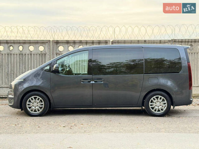 Серый Хендай Staria, объемом двигателя 2.2 л и пробегом 66 тыс. км за 38900 $, фото 5 на Automoto.ua