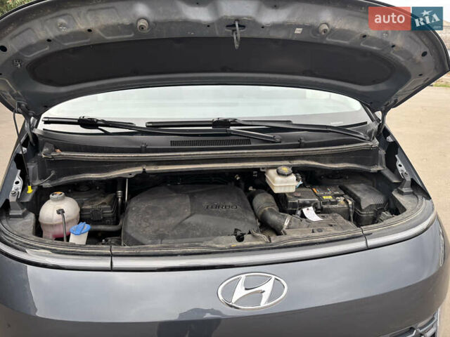 Серый Хендай Staria, объемом двигателя 2.2 л и пробегом 138 тыс. км за 34000 $, фото 16 на Automoto.ua
