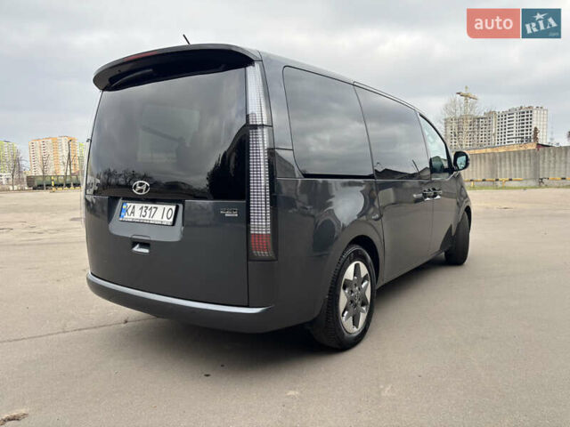 Серый Хендай Staria, объемом двигателя 2.2 л и пробегом 138 тыс. км за 34000 $, фото 3 на Automoto.ua