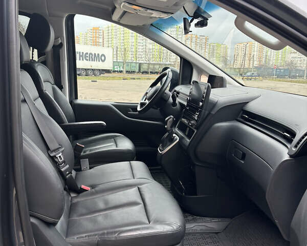 Серый Хендай Staria, объемом двигателя 2.2 л и пробегом 138 тыс. км за 34000 $, фото 7 на Automoto.ua