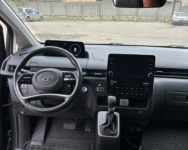 Серый Хендай Staria, объемом двигателя 2.2 л и пробегом 138 тыс. км за 34000 $, фото 11 на Automoto.ua