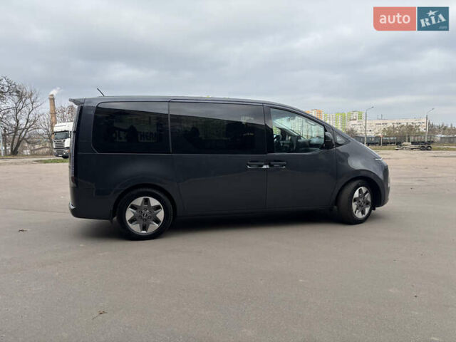 Серый Хендай Staria, объемом двигателя 2.2 л и пробегом 138 тыс. км за 34000 $, фото 2 на Automoto.ua