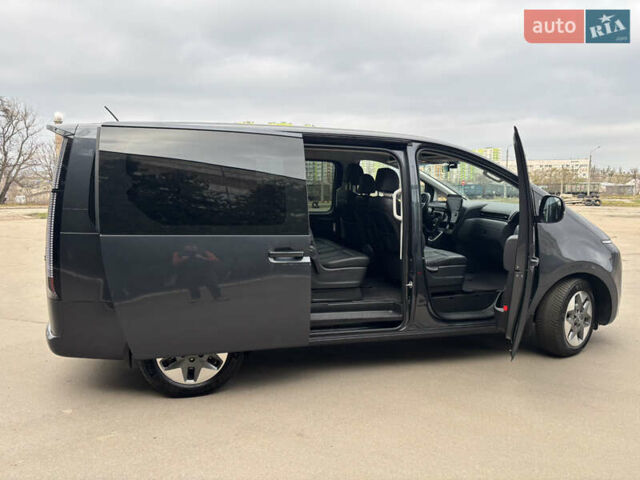 Серый Хендай Staria, объемом двигателя 2.2 л и пробегом 138 тыс. км за 34000 $, фото 5 на Automoto.ua