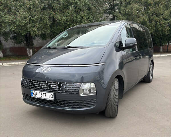 Серый Хендай Staria, объемом двигателя 2.2 л и пробегом 138 тыс. км за 34000 $, фото 1 на Automoto.ua