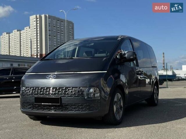 Сірий Хендай Staria, об'ємом двигуна 2.2 л та пробігом 59 тис. км за 42000 $, фото 1 на Automoto.ua