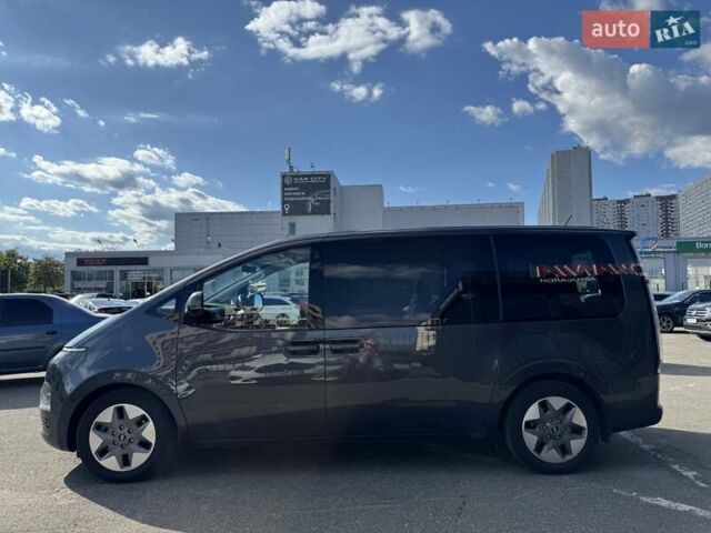 Сірий Хендай Staria, об'ємом двигуна 2.2 л та пробігом 59 тис. км за 42000 $, фото 3 на Automoto.ua