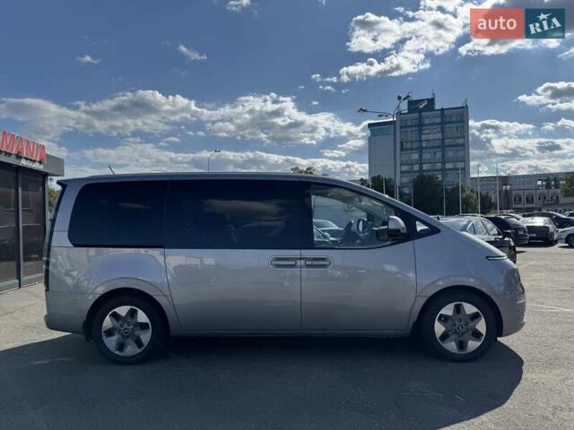 Серый Хендай Staria, объемом двигателя 2.2 л и пробегом 84 тыс. км за 41000 $, фото 10 на Automoto.ua