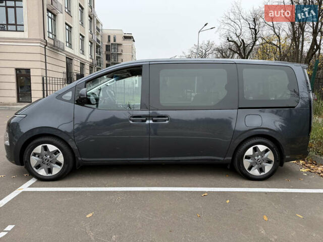 Серый Хендай Staria, объемом двигателя 2.2 л и пробегом 41 тыс. км за 45999 $, фото 4 на Automoto.ua