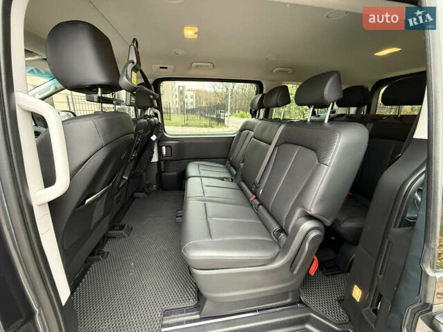 Серый Хендай Staria, объемом двигателя 2.2 л и пробегом 41 тыс. км за 45999 $, фото 3 на Automoto.ua