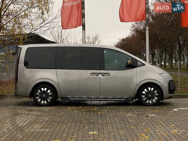 Серый Хендай Staria, объемом двигателя 2.2 л и пробегом 20 тыс. км за 60000 $, фото 3 на Automoto.ua