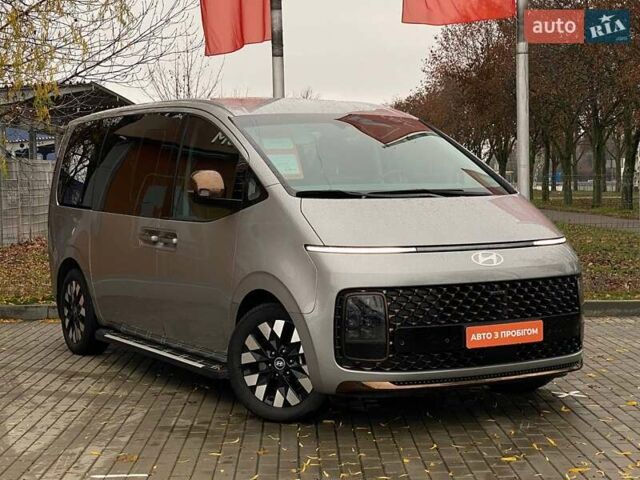 Серый Хендай Staria, объемом двигателя 2.2 л и пробегом 20 тыс. км за 60000 $, фото 2 на Automoto.ua