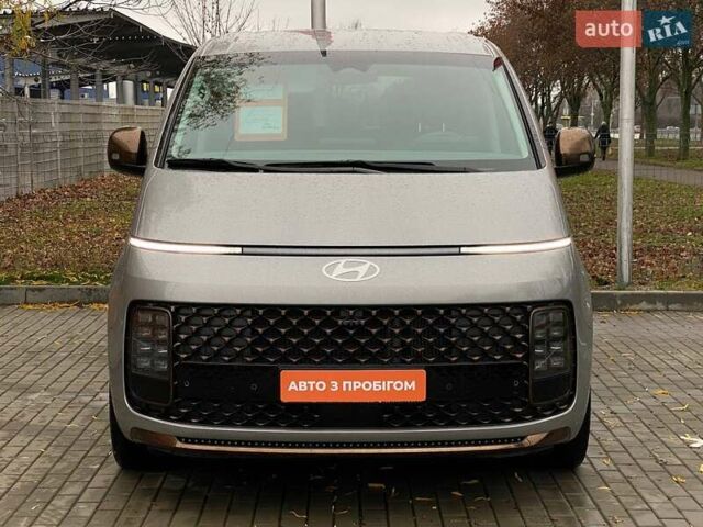 Серый Хендай Staria, объемом двигателя 2.2 л и пробегом 20 тыс. км за 60000 $, фото 1 на Automoto.ua