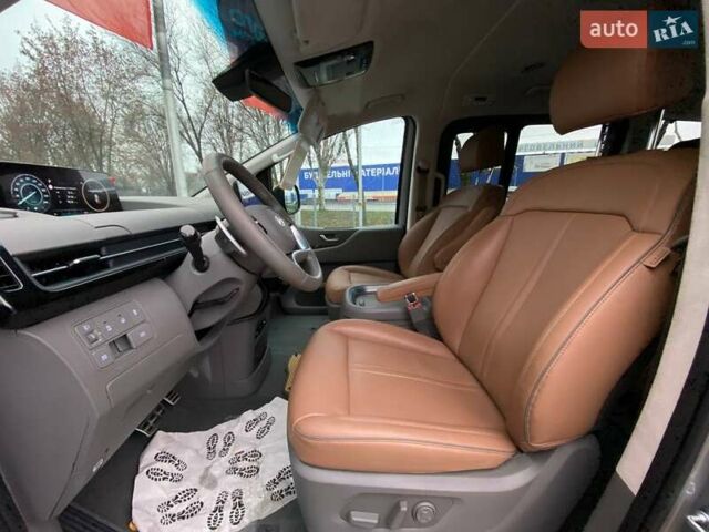 Серый Хендай Staria, объемом двигателя 2.2 л и пробегом 20 тыс. км за 60000 $, фото 9 на Automoto.ua