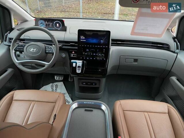 Серый Хендай Staria, объемом двигателя 2.2 л и пробегом 20 тыс. км за 60000 $, фото 14 на Automoto.ua