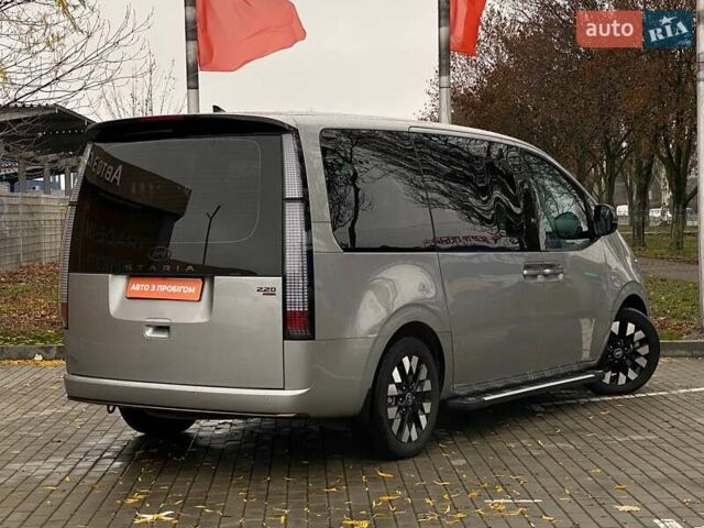 Серый Хендай Staria, объемом двигателя 2.2 л и пробегом 20 тыс. км за 60000 $, фото 5 на Automoto.ua