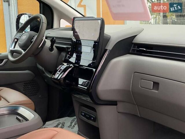 Серый Хендай Staria, объемом двигателя 2.2 л и пробегом 20 тыс. км за 60000 $, фото 11 на Automoto.ua