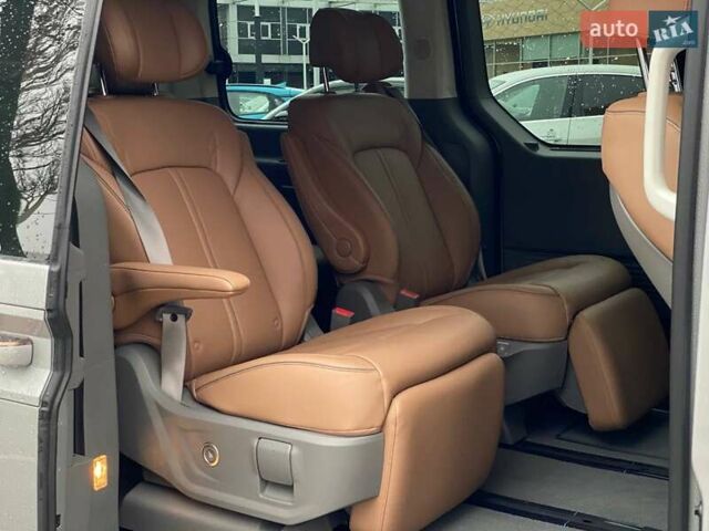 Серый Хендай Staria, объемом двигателя 2.2 л и пробегом 20 тыс. км за 60000 $, фото 15 на Automoto.ua
