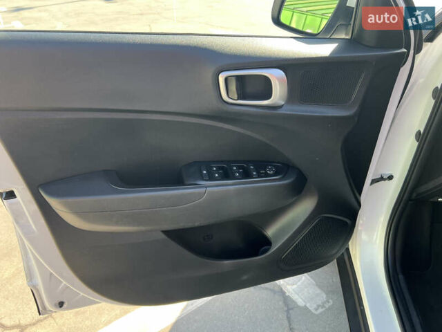 Белый Хендай Venue, объемом двигателя 1.59 л и пробегом 142 тыс. км за 16500 $, фото 28 на Automoto.ua