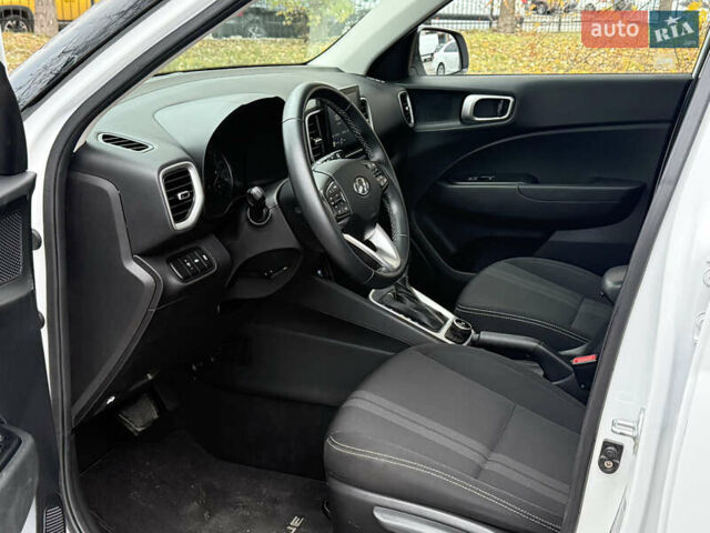 Білий Хендай Venue, об'ємом двигуна 1.59 л та пробігом 145 тис. км за 15300 $, фото 17 на Automoto.ua