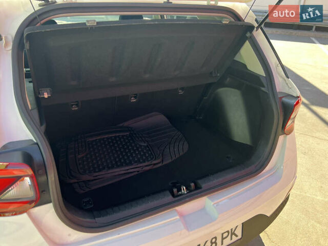 Белый Хендай Venue, объемом двигателя 1.59 л и пробегом 142 тыс. км за 16500 $, фото 13 на Automoto.ua