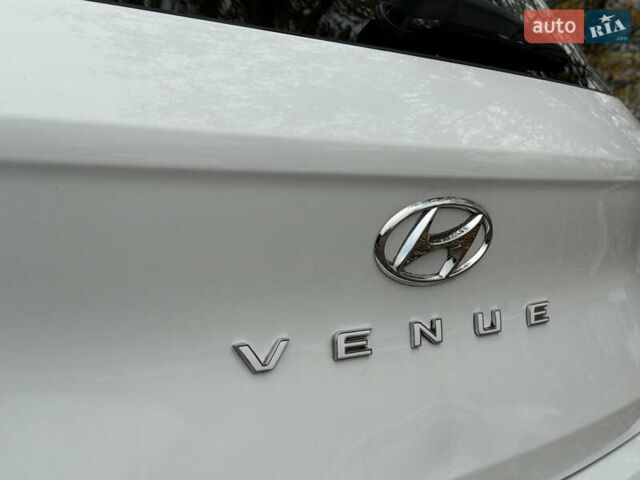 Білий Хендай Venue, об'ємом двигуна 1.59 л та пробігом 145 тис. км за 15300 $, фото 7 на Automoto.ua