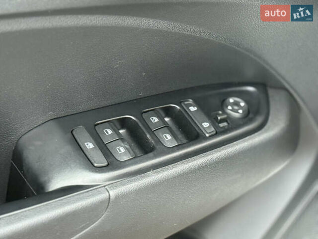 Білий Хендай Venue, об'ємом двигуна 1.59 л та пробігом 145 тис. км за 15300 $, фото 18 на Automoto.ua