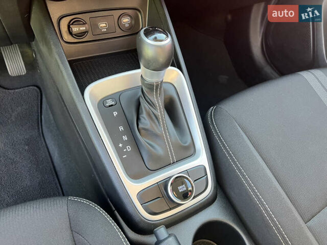 Белый Хендай Venue, объемом двигателя 1.59 л и пробегом 142 тыс. км за 16500 $, фото 20 на Automoto.ua