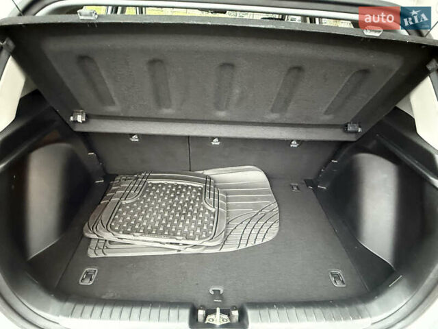 Білий Хендай Venue, об'ємом двигуна 1.59 л та пробігом 145 тис. км за 15300 $, фото 9 на Automoto.ua