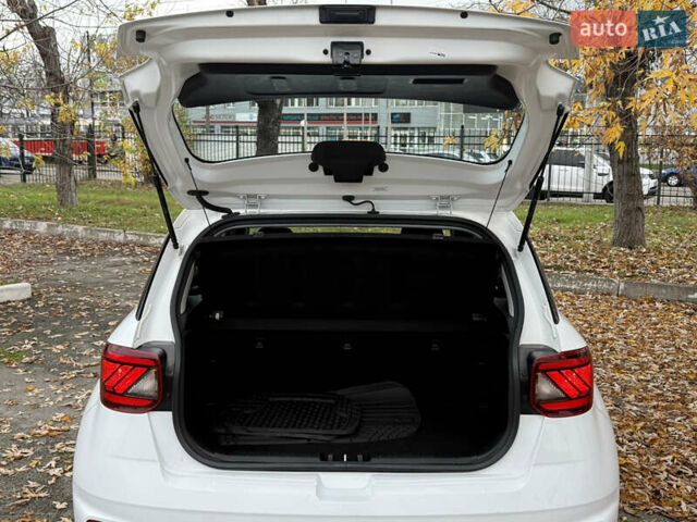 Білий Хендай Venue, об'ємом двигуна 1.59 л та пробігом 145 тис. км за 15300 $, фото 8 на Automoto.ua