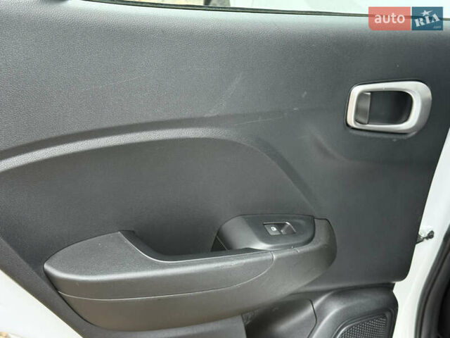Білий Хендай Venue, об'ємом двигуна 1.59 л та пробігом 145 тис. км за 15300 $, фото 16 на Automoto.ua