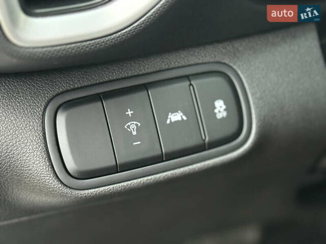 Білий Хендай Venue, об'ємом двигуна 1.59 л та пробігом 145 тис. км за 15300 $, фото 19 на Automoto.ua