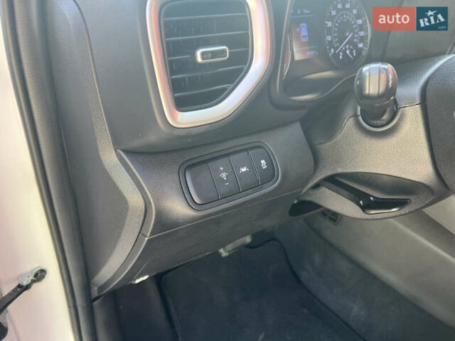 Белый Хендай Venue, объемом двигателя 1.59 л и пробегом 142 тыс. км за 16500 $, фото 21 на Automoto.ua