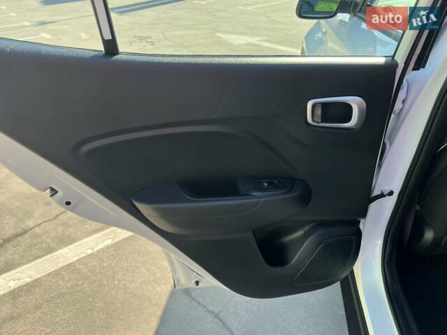 Белый Хендай Venue, объемом двигателя 1.59 л и пробегом 142 тыс. км за 16500 $, фото 38 на Automoto.ua