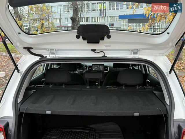 Білий Хендай Venue, об'ємом двигуна 1.59 л та пробігом 145 тис. км за 15300 $, фото 10 на Automoto.ua